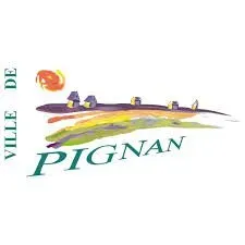 Blason stylisé de la Ville de Pignan avec un paysage coloré, des maisons et le soleil levant ou couchant.