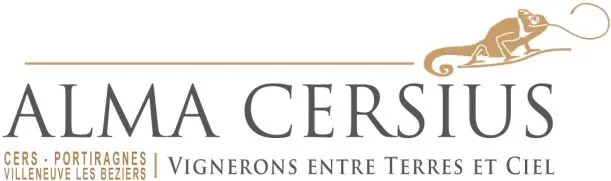 Logo Alma Cersius avec un caméléon doré et le slogan "Vignerons entre Terres et Ciel" pour Cers, Portiragnes et Villeneuve les Béziers.
