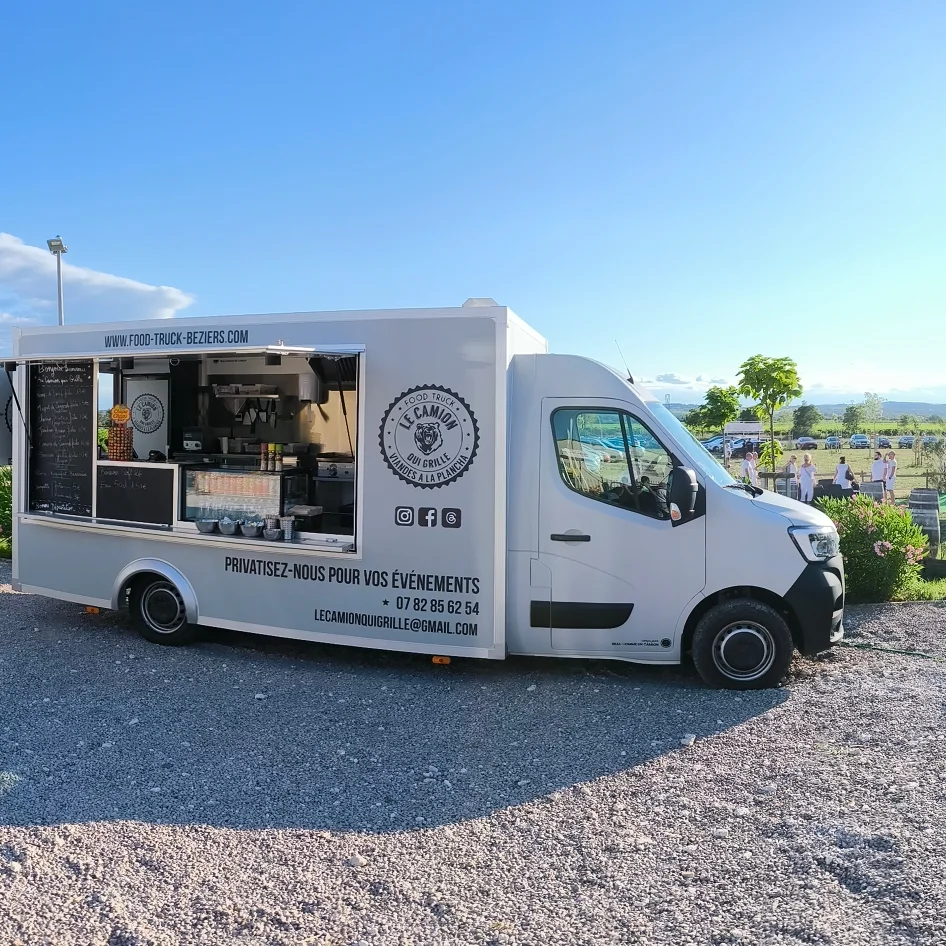 Food Truck Le Camion qui Grille de Béziers, blanc, ouvert, affichant www.food-truck-beziers.com et contact pour événements.
