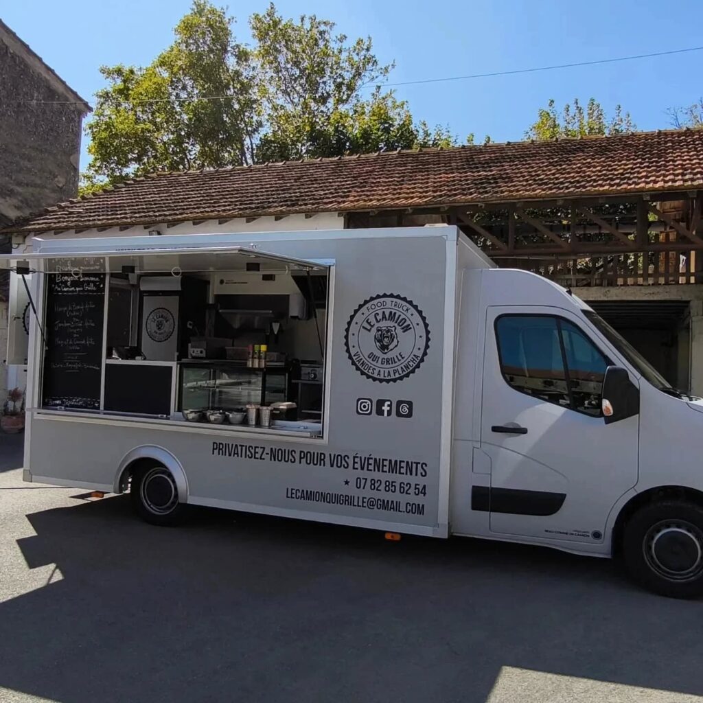 Food truck 'Le Camion Qui Grille' blanc garé, service ouvert, proposant viandes à la plancha. Contact : 07 82 85 62 54.