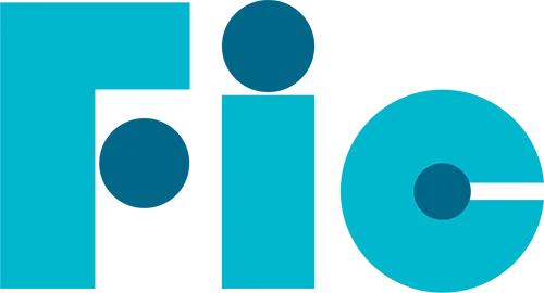 Logo stylisé 'Fio' en bleu cyan et bleu foncé, utilisant des formes géométriques : un 'F' et un 'i' rectangulaires avec des cercles, et un 'o' circulaire ouvert.