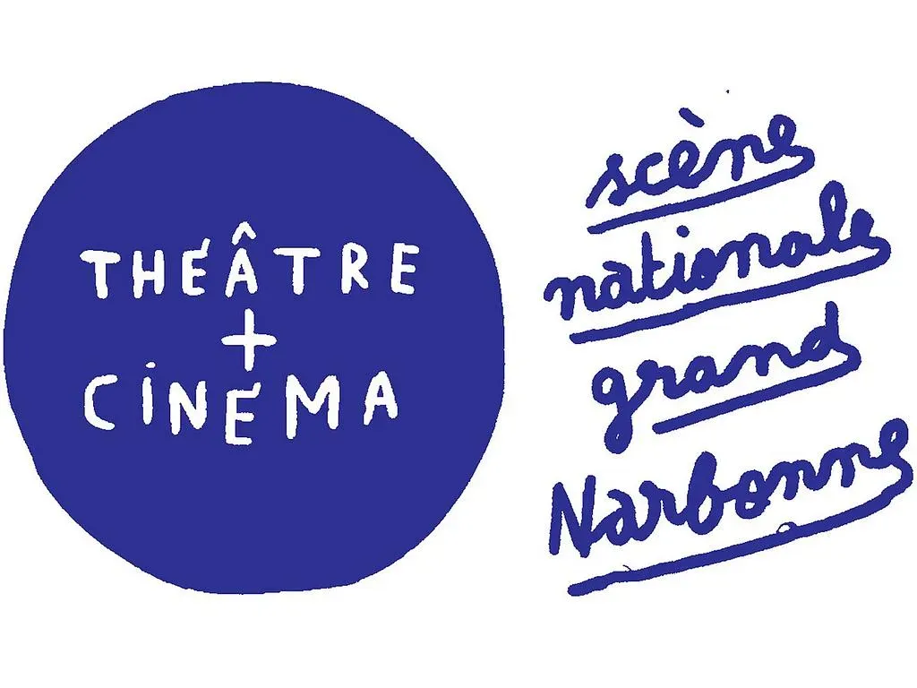 Logo bleu marine pour Scène Nationale Grand Narbonne : cercle avec "THÉÂTRE + CINÉMA", et écriture manuscrite "scène nationale grand Narbonne".